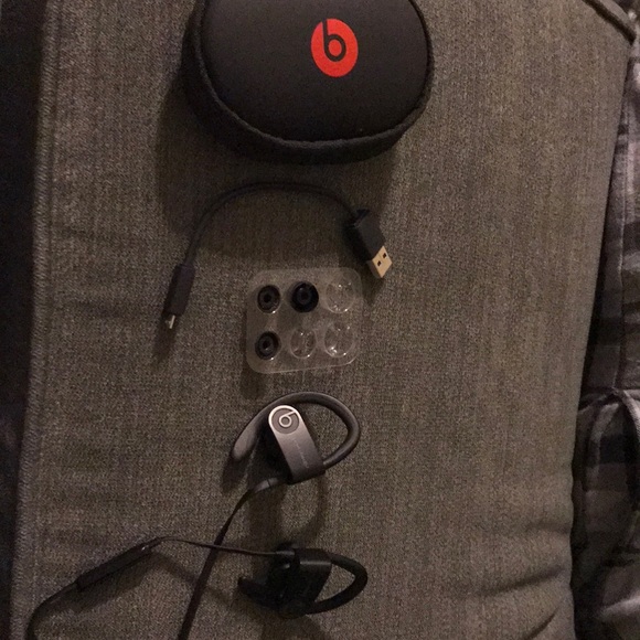 Power beats black - Picture 1 of 4